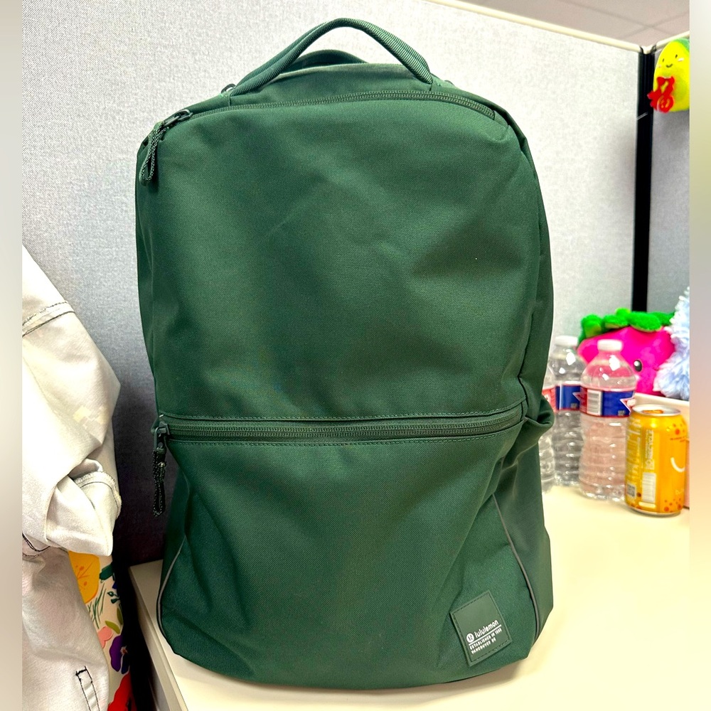 Lululemon Double Zip Backpack 🎒💻 22L Green with Free Keychain